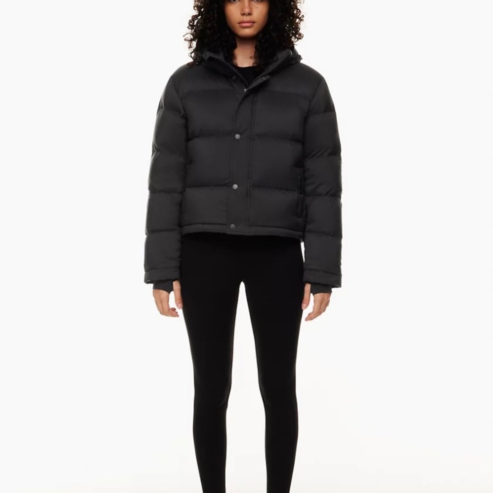 Aritzia Super puff shorty in matte black size medium
